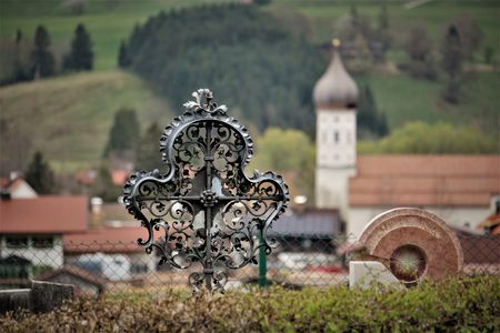 Grabkreuz am Bergfriedhof Unterammergau